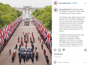 英国旗で埋めつくされた宮殿へと続くザ・マルの並木道（画像は『The Royal Family　2022年9月19日付Instagram「As Big Ben tolled, Her Majesty The Queen’s coffin made its final journey through London.」』のスクリーンショット）