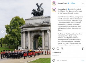一行はウェリントン・アーチに到着（画像は『The Royal Family　2022年9月19日付Instagram「As Big Ben tolled, Her Majesty The Queen’s coffin made its final journey through London.」』のスクリーンショット）