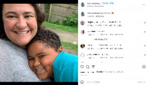 母親のリッキーさんとエイブ君（画像は『Ricki Weisberg | Nonprofit Publicist　2021年8月8日付Instagram「Big little kid.」』のスクリーンショット）