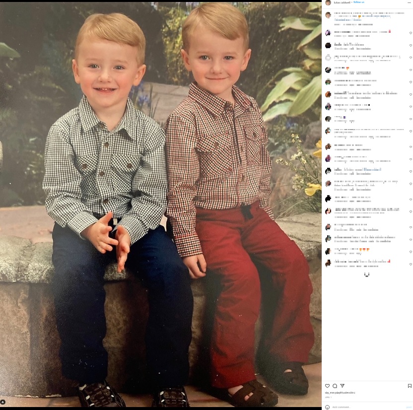 6歳の頃の一卵性双生児の兄弟（画像は『Lukas Caldwell 　2022年4月1日付Instagram「A pic of me and my twin from when we were like 6.」』のスクリーンショット）