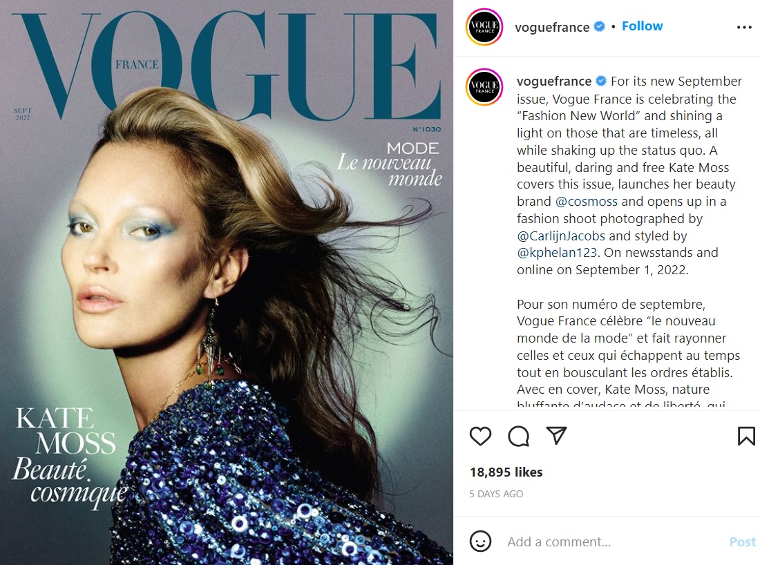 フランス版『VOGUE』の表紙を飾ったケイト・モス（画像は『Vogue France　2022年8月26日付Instagram「For its new September issue, Vogue France is celebrating the “Fashion New World” and shining a light on those that are timeless」』のスクリーンショット）