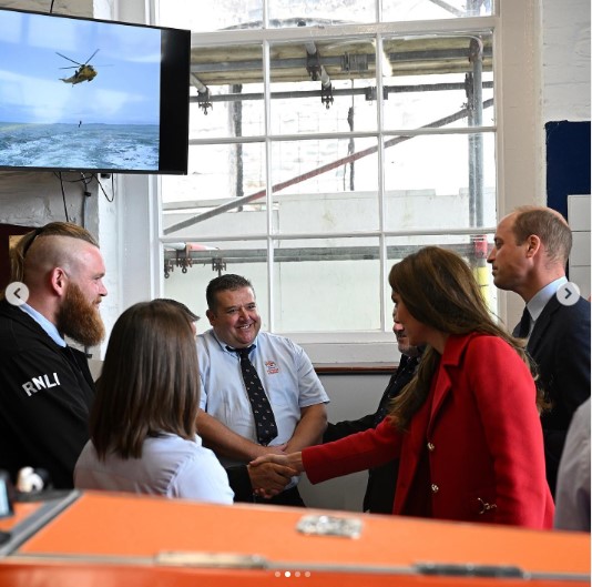 RNLI救命艇ステーションを訪れた夫妻（画像は『The Prince and Princess of Wales　2022年9月27日付Instagram「Diolch Anglesey!」』のスクリーンショット）