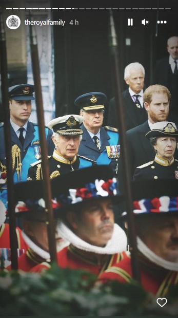 女王の棺の後ろを歩く王室メンバー（画像は『The Royal Family　2022年9月19日付Instagram』のスクリーンショット）