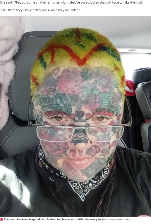 人目を引く顔のタトゥー（画像は『The Daily Star　2022年9月11日付「Tattoo ‘addict’ mum who gets three tattoos a week is called ‘freak’ in front of kids」（Image: Melissa Sloan）』のスクリーンショット）