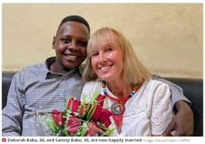 真剣にお互いを愛する夫婦（画像は『The Daily Star　2022年10月5日付「Woman flew 9k miles to marry tribesman and ‘couldn’t be happier’ despite 30-year age gap」（Image: Deborah Babu / SWNS）』のスクリーンショット）