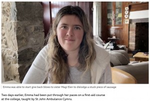 窒息した妹を助けた17歳のエマさん（画像は『BBC News　2022年10月23日付「Gwynedd teen saves choking sister, 6, after first-aid lesson」』のスクリーンショット）