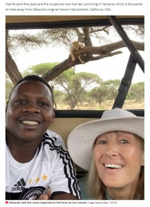 夫のいるタンザニアに引っ越したデボラさん（画像は『The Daily Star　2022年10月5日付「Woman flew 9k miles to marry tribesman and ‘couldn’t be happier’ despite 30-year age gap」（Image: Deborah Babu / SWNS）』のスクリーンショット）