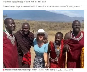 マサイ族の人たちともすっかり打ち解けたデボラさん（画像は『The Daily Star　2022年10月5日付「Woman flew 9k miles to marry tribesman and ‘couldn’t be happier’ despite 30-year age gap」（Image: Deborah Babu / SWNS）』のスクリーンショット）