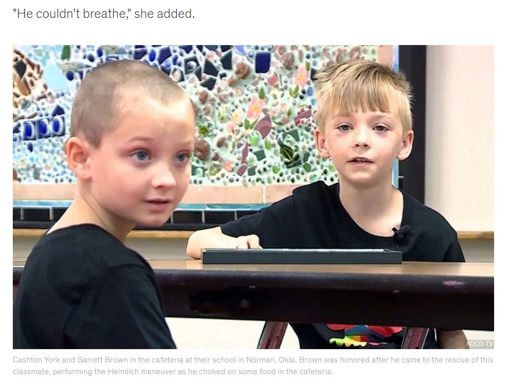キャッシュトン君（左）とギャレット君（右）（画像は『Good Morning America　2022年10月6日付「8-year-old honored after saving fellow classmate from choking」（KOCO-TV）』のスクリーンショット）