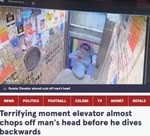 扉が閉まるギリギリのところで外へ（画像は『The Mirror　2022年10月9日付「Terrifying moment elevator almost chops off man’s head before he dives backwards」（Image: Telegram）』のスクリーンショット）