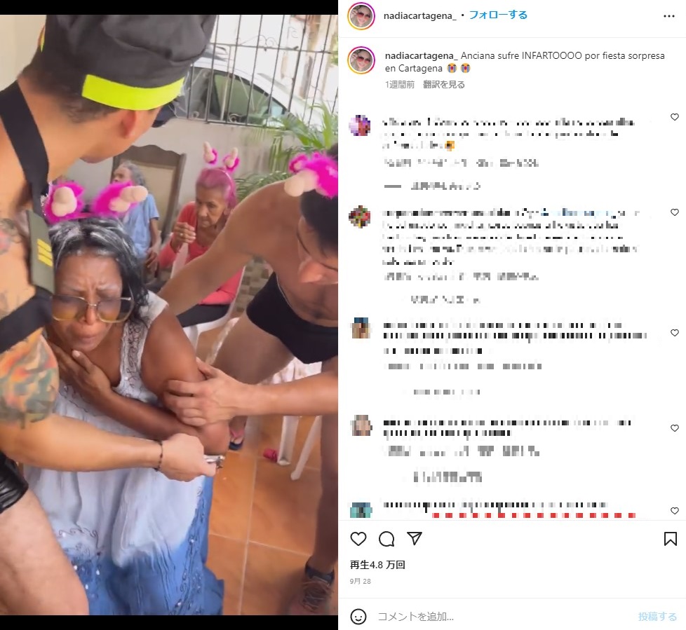 ストリッパーに囲まれた途端に倒れた女性（画像は『Tours en Cartagena　2022年9月27日付Instagram「Anciana sufre INFARTOOOO por fiesta sorpresa en Cartagena」』のスクリーンショット）
