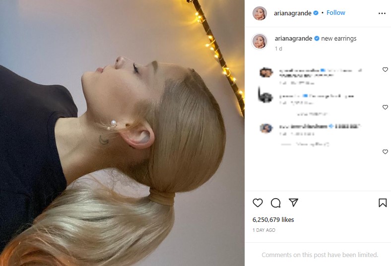 髪全体をブロンドに染めたアリアナ（画像は『Ariana Grande　2022年10月26日付Instagram「new earrings」』のスクリーンショット）