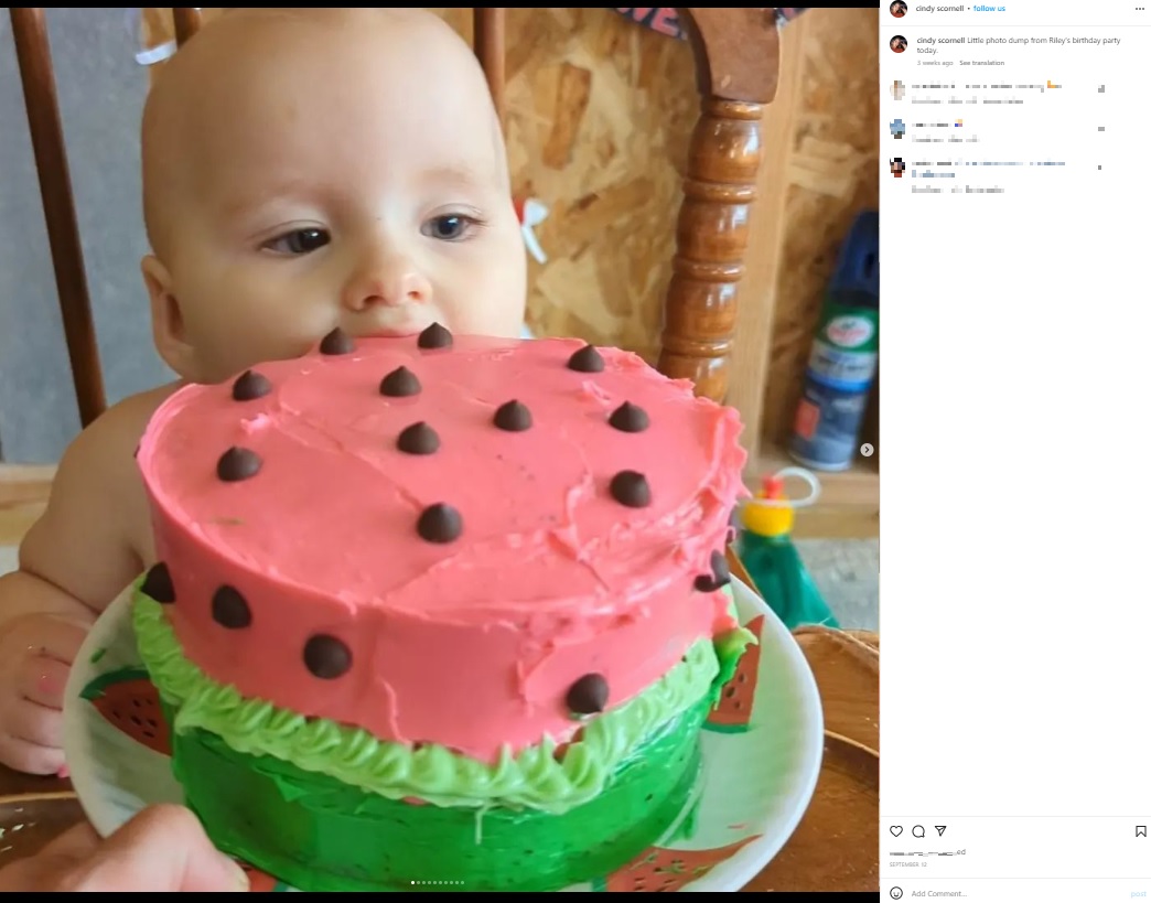 誕生日ケーキにかぶりつく女児（画像は『Cindy | motherhood | fitness　2022年9月12日付Instagram「Little photo dump from Riley’s birthday party today.」』のスクリーンショット）