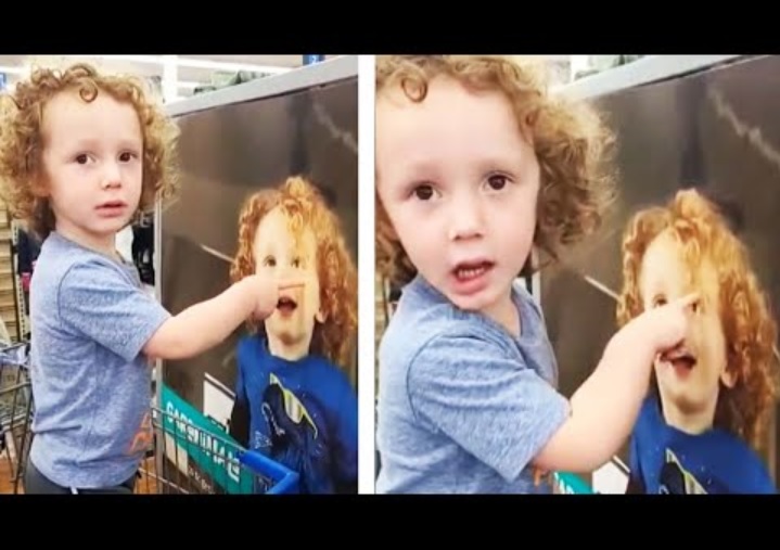 「これは僕！」と主張する男児（画像は『Inside Edition　2022年10月15日公開 YouTube「Little Boy Spots His Doppelganger on a Poster at Walmart」』のサムネイル）