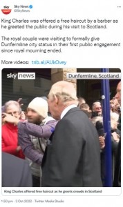 地元の男性から「無料でヘアカットします」とオファーされた国王（画像は『Sky News　2022年10月3日付Twitter「King Charles was offered a free haircut by a barber as he greeted the public during his visit to Scotland.」』のスクリーンショット）