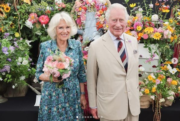 100歳を迎えた国民に誕生日カードを送ったチャールズ国王夫妻（画像は『Clarence House　2022年7月27日付Instagram「Blooming marvellous!」』のスクリーンショット）