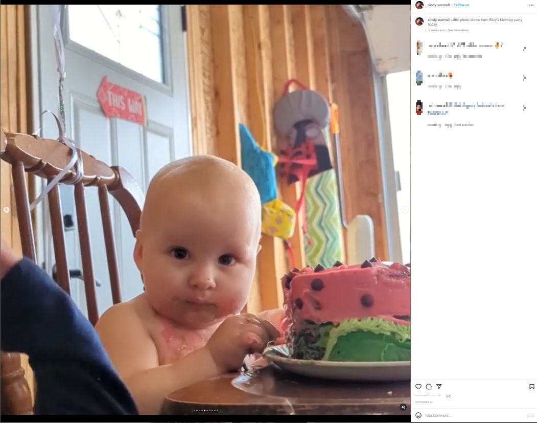 スイカのケーキに夢中のライリーちゃん（画像は『Cindy | motherhood | fitness　2022年9月12日付Instagram「Little photo dump from Riley’s birthday party today.」』のスクリーンショット）