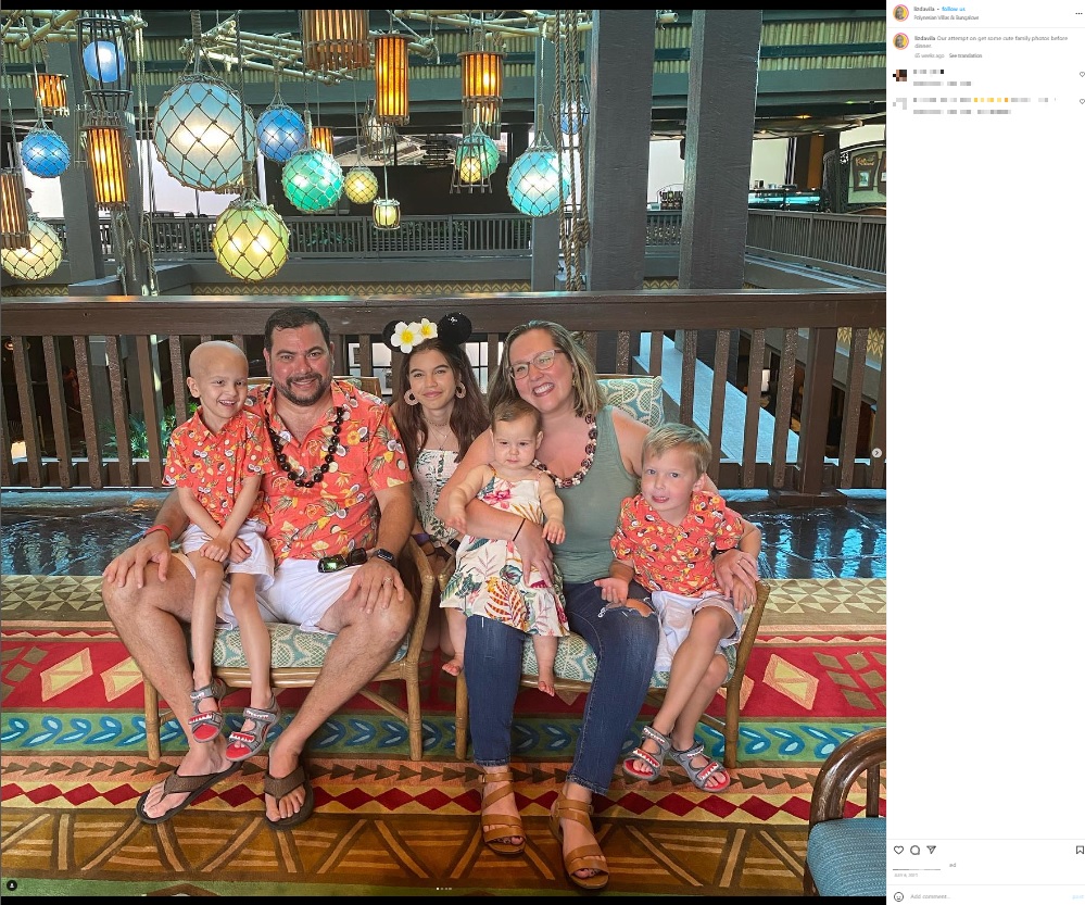 セバスチャン君の家族（画像は『Liz Davila　2021年7月6日付Instagram「Our attempt on get some cute family photos before dinner.」』のスクリーンショット）