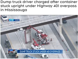 荷台が取り除かれるまで高速道路の一部レーンが封鎖された（画像は『CTV News Toronto　2022年10月20日付「Dump truck driver charged after container stuck upright under Highway 401 overpass in Mississauga」』のスクリーンショット）