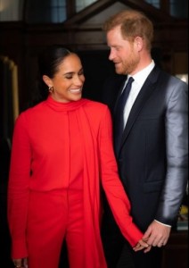 ポーズを取りながら笑い出すメーガン妃とヘンリー王子（画像は『Misan Harriman　2022年10月22日付Instagram「A joyous moment with the Duke and Duchess of Sussex.」』のスクリーンショット）