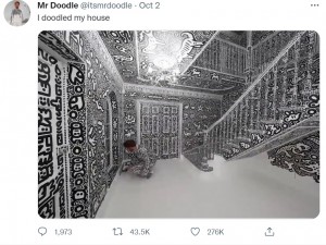 階段や手すりにも所狭しと描かれた作品（画像は『Mr Doodle　2022年10月2日付Twitter「I doodled my house」』のスクリーンショット）