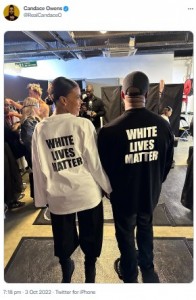 「White Lives Matter」とプリントしたTシャツを着るオーウェンズ氏とカニエ（画像は『Candace Owens　2022年10月3日付Twitter』のスクリーンショット）