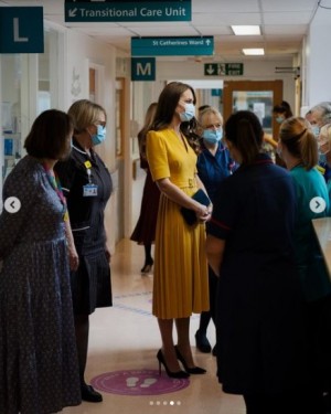 【イタすぎるセレブ達】キャサリン皇太子妃、単独公務で病院へ　赤ちゃんを抱く姿に「とても幸せそう」の声