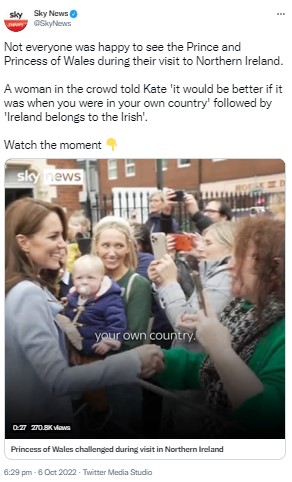 無礼な女性にも笑顔で対応するキャサリン皇太子妃（画像は『Sky News　2022年10月6日付Twitter「Not everyone was happy to see the Prince and Princess of Wales during their visit to Northern Ireland.」』のスクリーンショット）