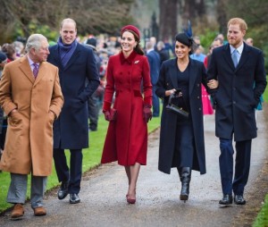2018年、サンドリンガムの集いにて。チャールズ皇太子（当時）、ウィリアム王子（当時）、キャサリン妃（当時）、メーガン妃に腕を組まれたヘンリー王子（画像は『The Prince and Princess of Wales　2019年8月4日付Instagram「Wishing a very happy birthday to The Duchess of Sussex today!」』のスクリーンショット）