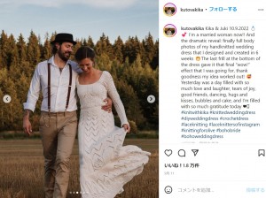 ヴェロニカさん作のドレープが美しいウェディングドレス（画像は『Kika | Knit designer ＆ YouTuber　2022年9月11日付Instagram「Kika ＆ Juki 10.9.2022」』のスクリーンショット）