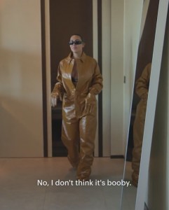 オーバーサイズのボイラースーツを着たキム（画像は『The Kardashians　2022年10月5日付Instagram「this will never get old.」』のスクリーンショット）