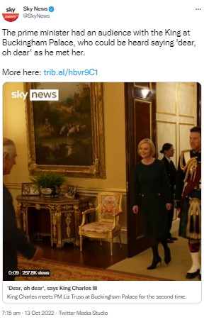 ドアの左側に置かれたテーブルには、ヘンリー王子夫妻の挙式写真が飾られている（画像は『Sky News　2022年10月13日付Twitter「The prime minister had an audience with the King at Buckingham Palace,」』のスクリーンショット）