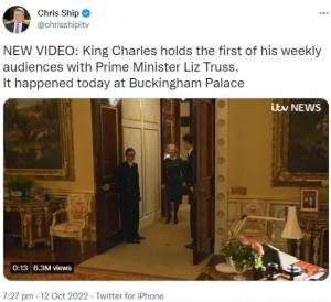 ドアの右側には、女王と未来の国王達との4ショットが飾られている。（画像は『Chris Ship　2022年10月12日付Twitter「NEW VIDEO: King Charles holds the first of his weekly audiences with Prime Minister Liz Truss.」』のスクリーンショット）