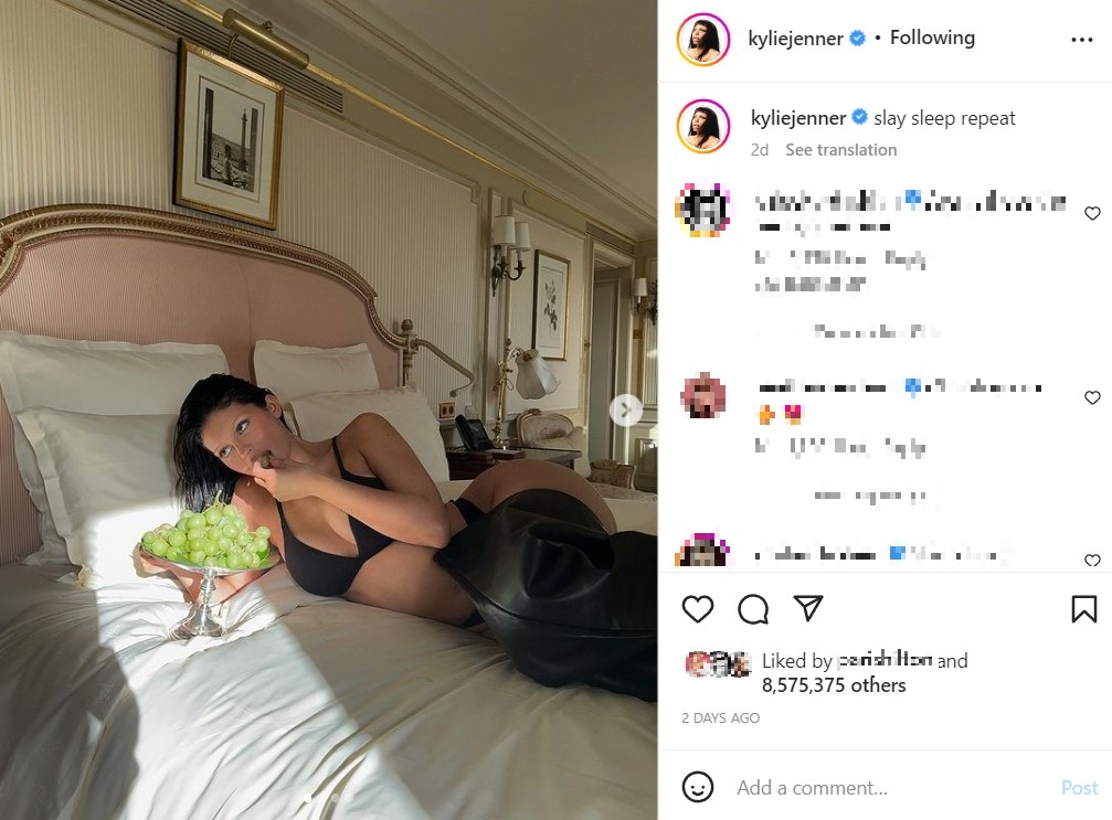 ブロンドにブリーチした眉毛を披露したカイリー（画像は『Kylie　2022年10月1日付Instagram「slay sleep repeat」』のスクリーンショット）