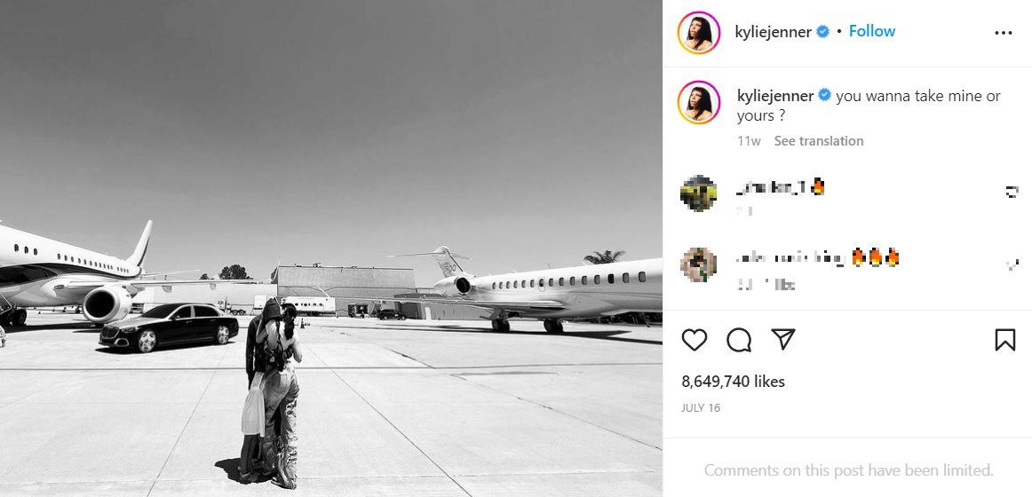 プライベートジェットの前で抱き合うカイリー・ジェンナーと恋人のトラヴィス・スコット（画像は『Kylie　2022年7月15日付Instagram「you wanna take mine or yours ?」』のスクリーンショット）