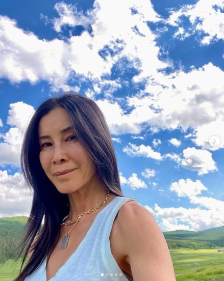 職場で人種差別に遭ったことを告白したリサ・リン（画像は『Lisa Ling　2022年7月9日付Instagram「In the “Land of the Eternal Blue Sky.”」』のスクリーンショット）
