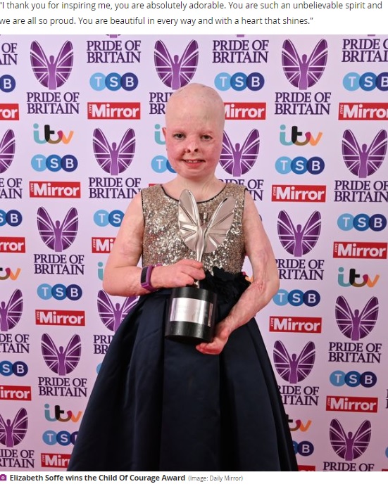 “勇気ある子供賞”受賞し誇らしそうなエリザベスちゃん（画像は『Birmingham Live　2022年10月25日付「Schoolgirl who survived cot blaze brings audience to tears at Pride of Britain awards」（Image: Daily Mirror）』のスクリーンショット）