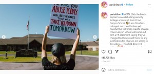 プロボ・キャニオン・スクールの前で抗議するパリス（画像は『Paris Hilton　2022年10月11日付Instagram「ATTN: Click the link in my bio to see disturbing security footage uncovered from Provo Canyon School」』のスクリーンショット）