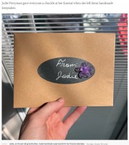 自身の葬儀で渡すカードを手作りした祖母、ユニークなメッセージに参列者は笑顔（米）
