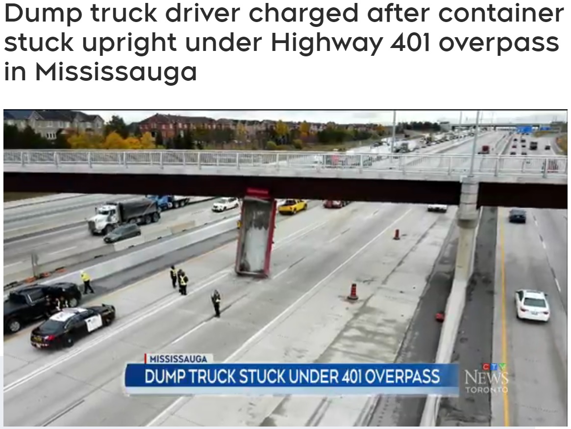 事故が起きたのは朝の混雑した時間帯だった（画像は『CTV News Toronto　2022年10月20日付「Dump truck driver charged after container stuck upright under Highway 401 overpass in Mississauga」』のスクリーンショット）