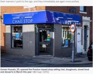 プレストンにある話題のカフェ「Chaii Stop」（画像は『The Mirror　2022年10月14日付「Coffee shop owner charges customers DOUBLE the price if they fail politeness test」（Image: SWNS）』のスクリーンショット）