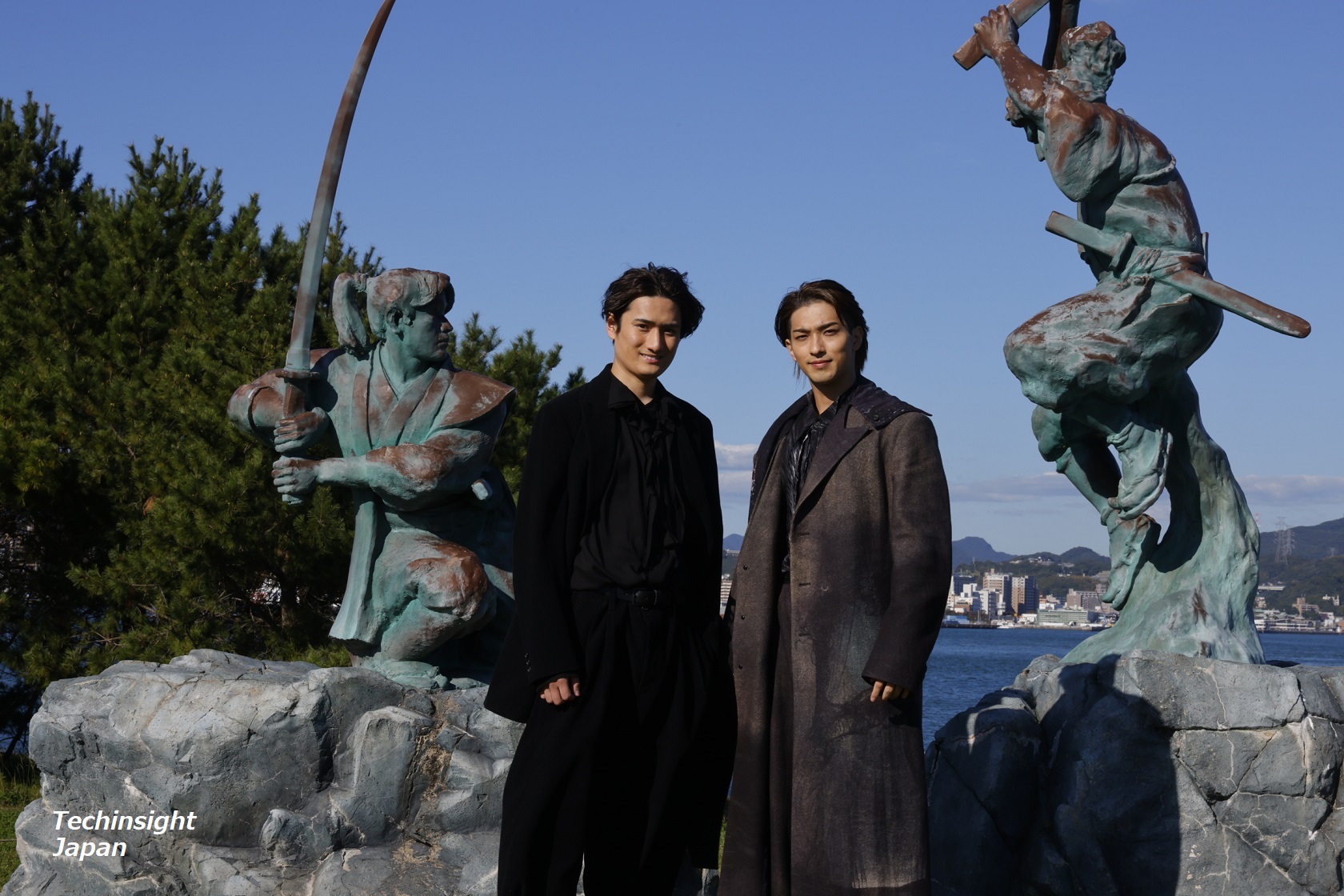 巌流島で宮本武蔵と佐々木小次郎の銅像の前に立つ中村隼人と横浜流星