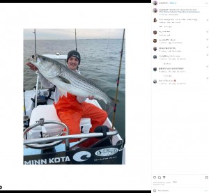 釣り好きなザックさん（画像は『Zach Piller　2021年11月17日付Instagram「“I think the fish is longer than the boat”」』のスクリーンショット）