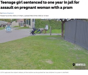 15歳少女に後ろから攻撃された妊婦（画像は『ABC　2022年11月23日付「Teenage girl sentenced to one year in jail for assault on pregnant woman with a pram」』のスクリーンショット）