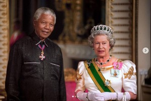 1996年、南アのネルソン・マンデラ大統領を迎えたエリザベス女王（画像は『Royal Collection Trust　2022年11月23日付Instagram「This week, as The King hosts the South African State」』のスクリーンショット）