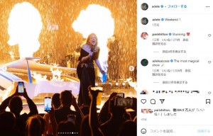ステージ上でピアノを炎上させる演出をしたアデル（画像は『Adele　2022年11月20日付Instagram「Weekend 1」』のスクリーンショット）