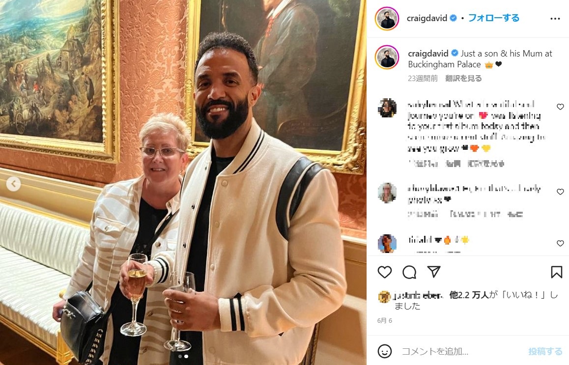 コンサート後、バッキンガム宮殿の夜会に出席したクレイグと母親（画像は『Craig David　2022年6月5日付Instagram「Just a son ＆ his Mum at Buckingham Palace」』のスクリーンショット）