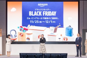「Amazonブラックフライデー」記者発表会にて桐谷美玲（中央）