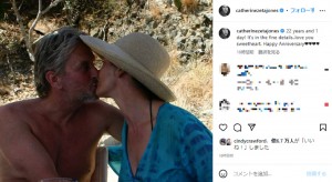 マイケルとのキス写真で結婚記念日を祝福したキャサリン（画像は『Catherine Zeta-Jones　2022年11月19日付Instagram「22 years and 1 day!」』のスクリーンショット）