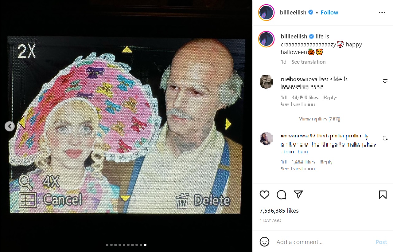 赤ちゃんと高齢男性に仮装したビリーとジェシー（画像は『BILLIE EILISH　2022年11月1日付Instagram「life is craaaaaaaaaaaaaaazy」』のスクリーンショット）